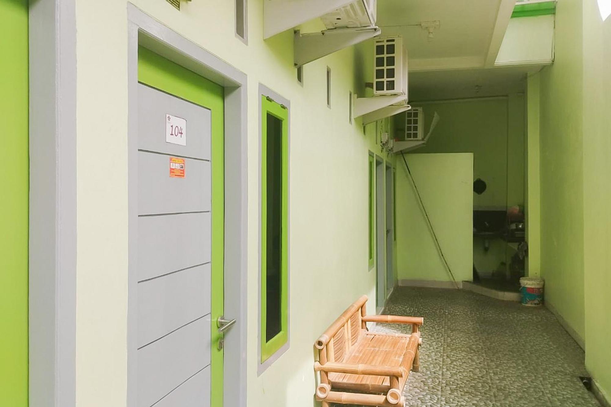 Готель Reddoorz Syariah At Shakira Alesha Enggal Бандар-Лампунг Екстер'єр фото